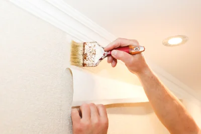 Pose de papier peint à Brouilla — revêtements muraux et toiles de verre